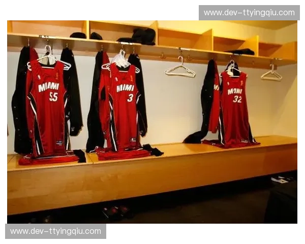 篮球更衣室气氛的力量:从汗水到团队的共振 篮球更衣室气氛的力量:从汗水到团队的共振